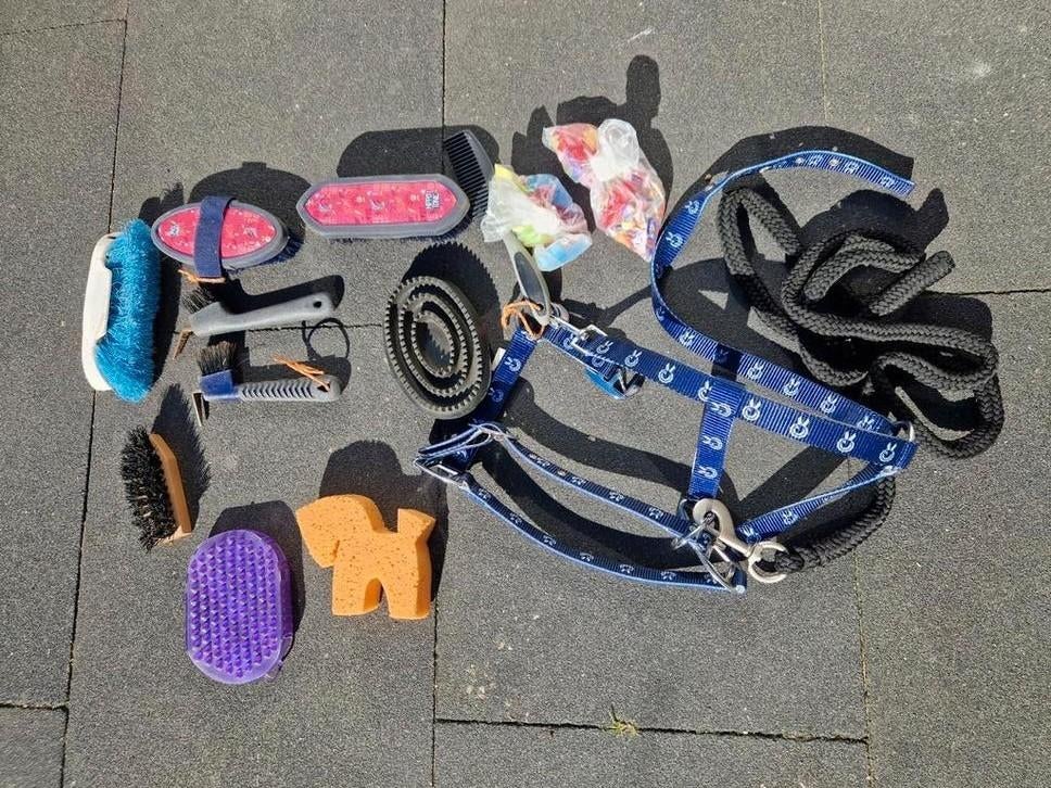Halster, paardenborstels, hoevekrabbers e.d., Ophalen of Verzenden