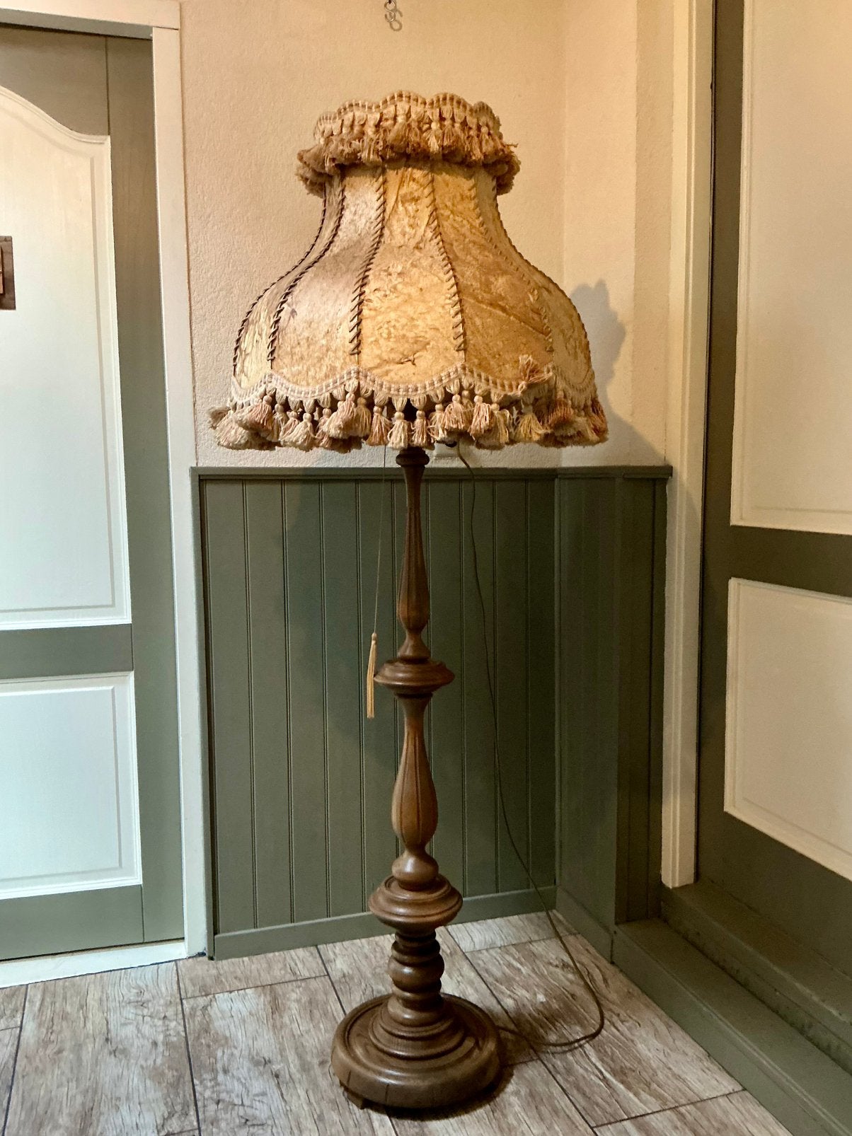 Schitterende vintage vloerlamp,met kwasten kap is leer, Ophalen of Verzenden
