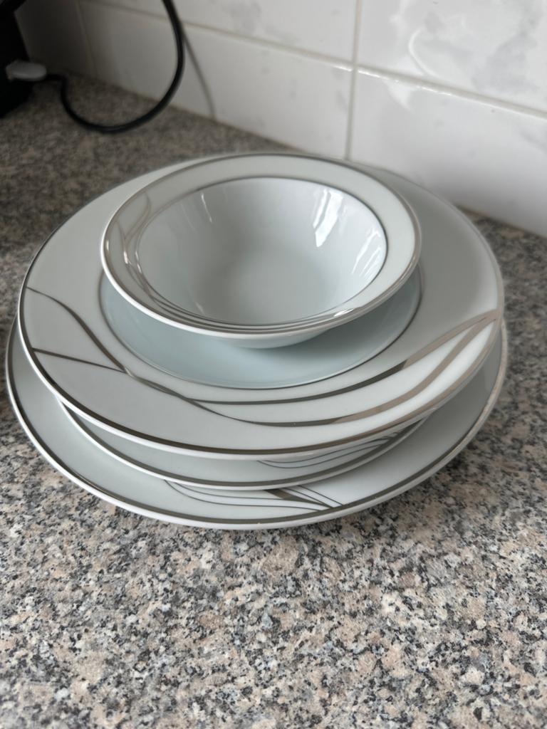 Uitgebreid 12-persoons servies met zilveren accenten, Ophalen