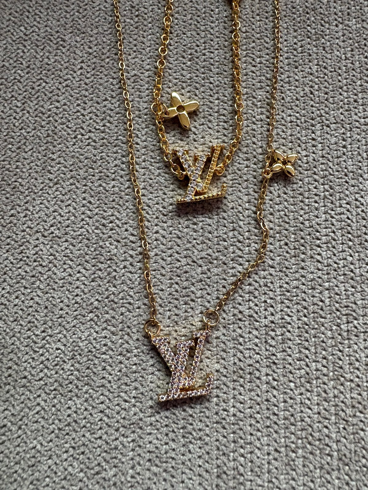 Louis Vuitton ketting met LV-logo en bloemdetails, Sieraden, Tassen en Uiterlijk, Kettingen, Met kristal, Overige materialen, Nieuw
