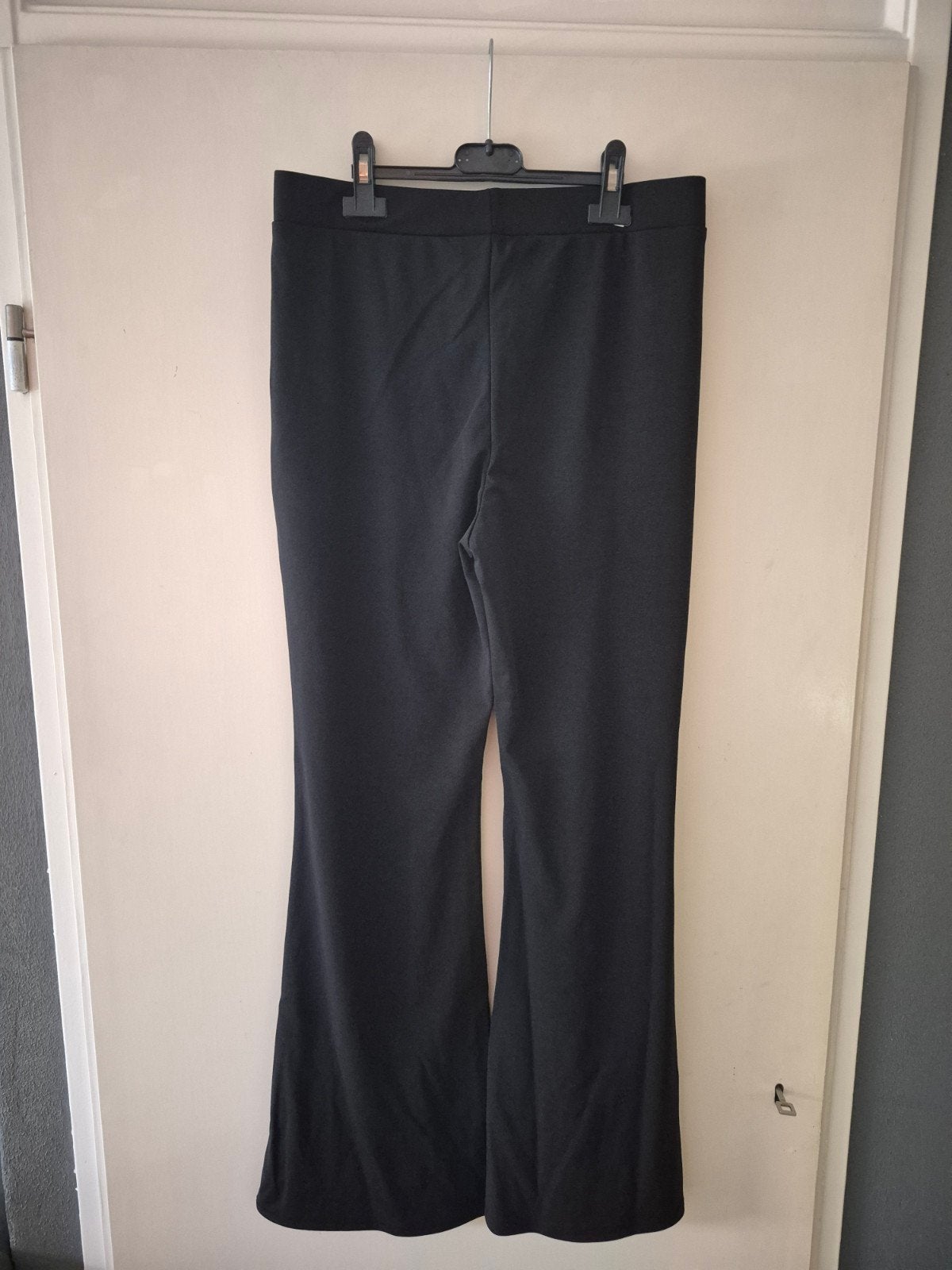 Zwarte flared broek - Maat L, Zwart, Maat 42/44 (L), Ophalen of Verzenden, Zo goed als nieuw