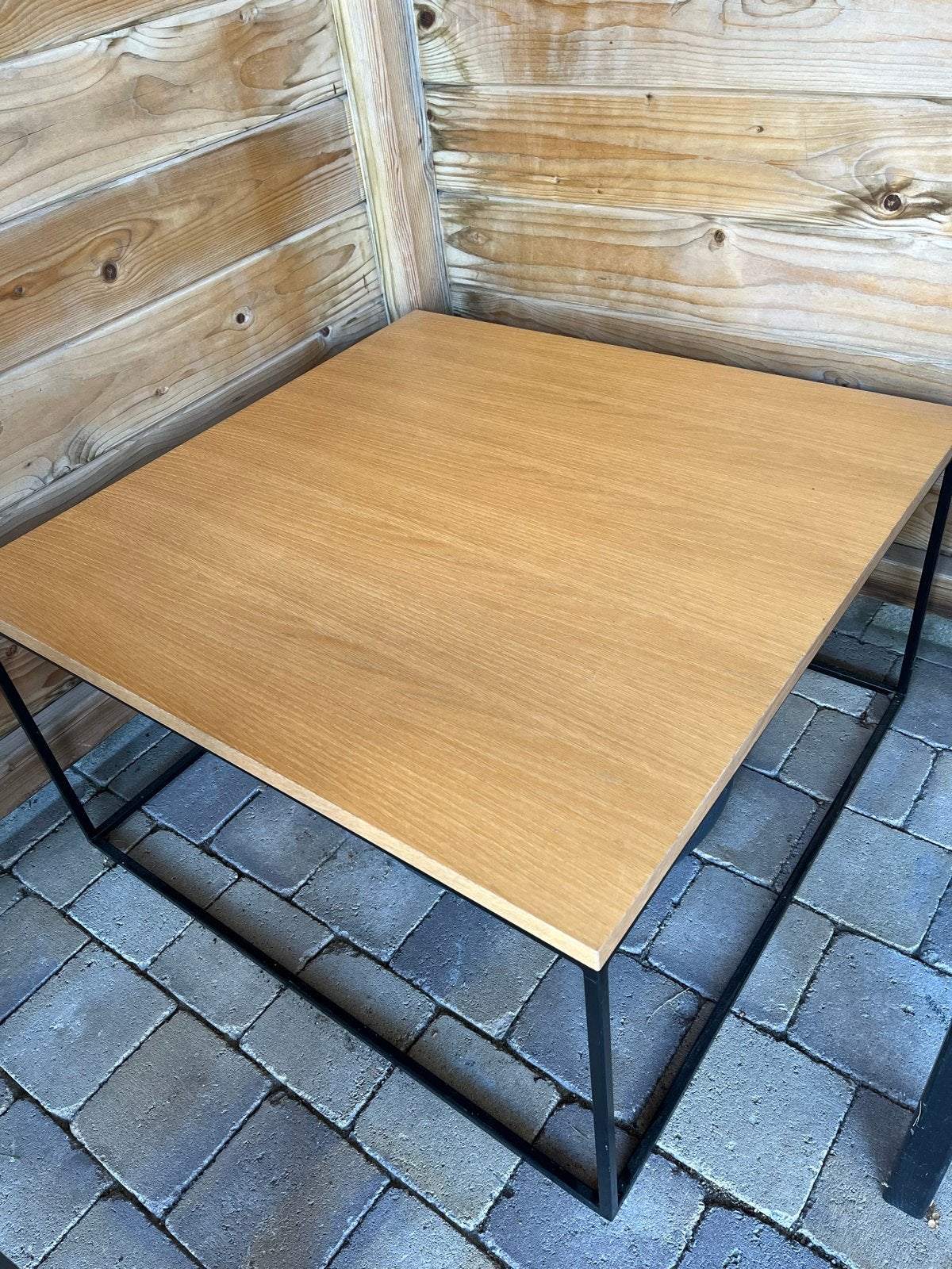 Moderne salontafel met eikenhouten blad en metalen onderstel, Huis en Inrichting, Tafels | Salontafels, Ophalen, 50 tot 100 cm