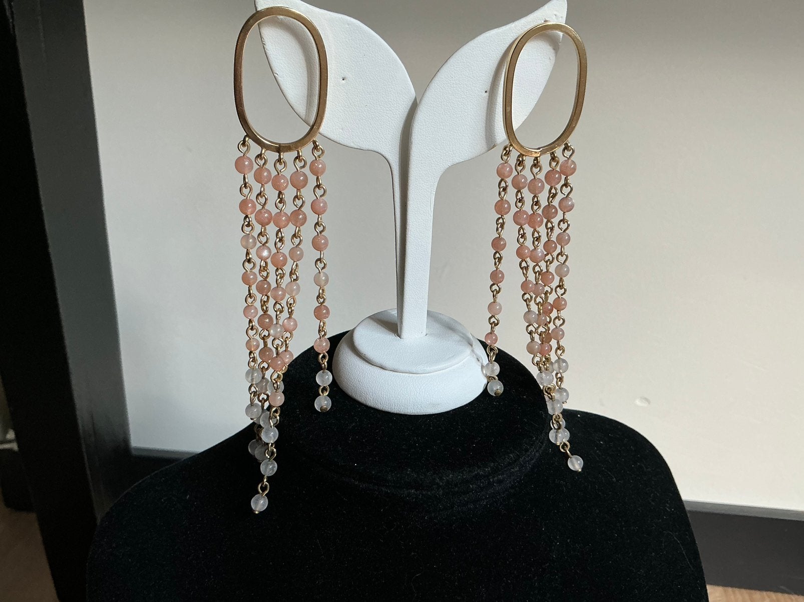 Goud kleurige oorbellen met roze glazen steentjes,oorstekers, Sieraden, Tassen en Uiterlijk, Piercings, Verzenden, Zo goed als nieuw