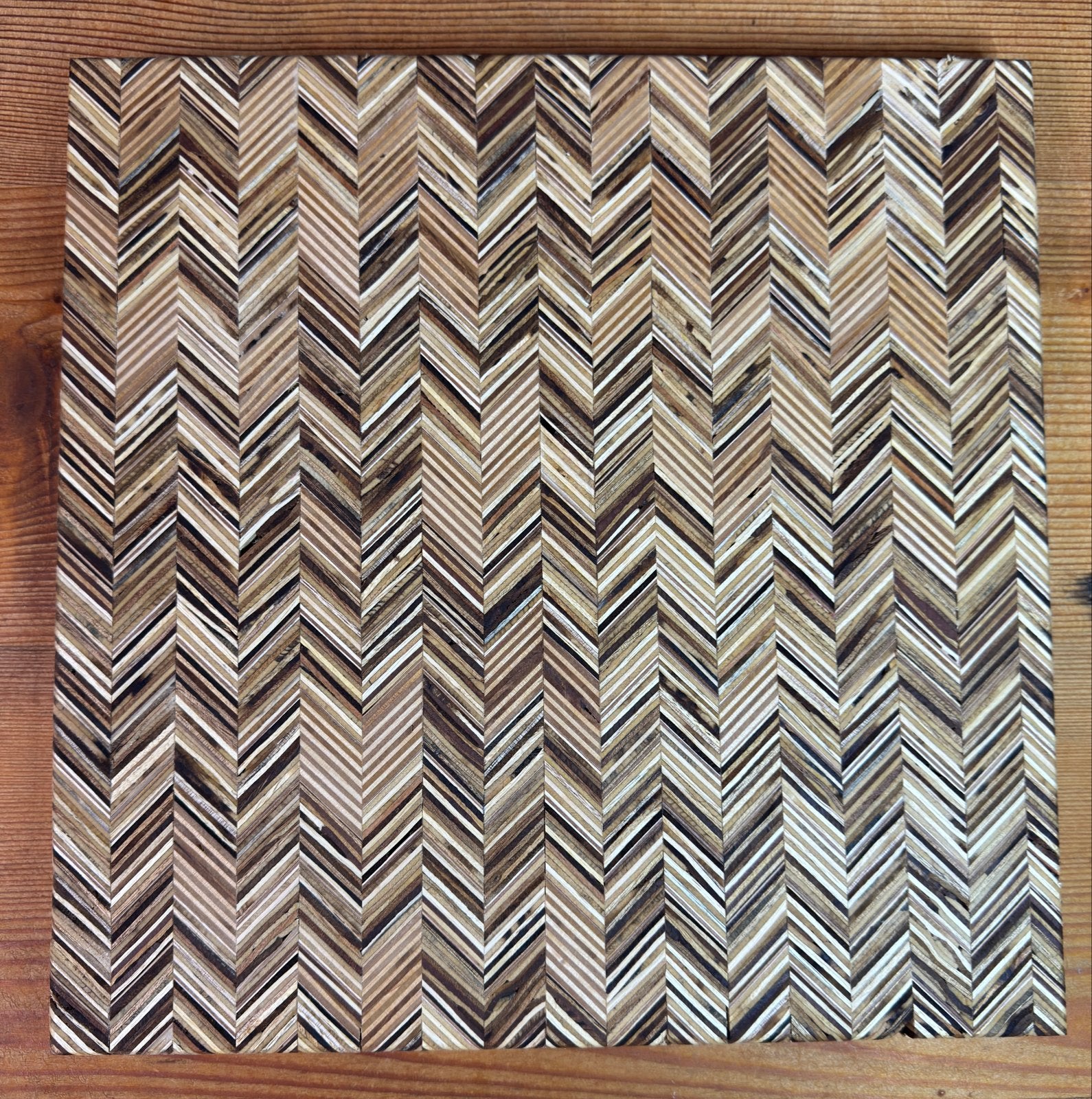 Unieke handgemaakte serveerplank van gerecycled hout 32x32cm, Hout, Snij-/serveerplank, Nieuw, Ophalen of Verzenden