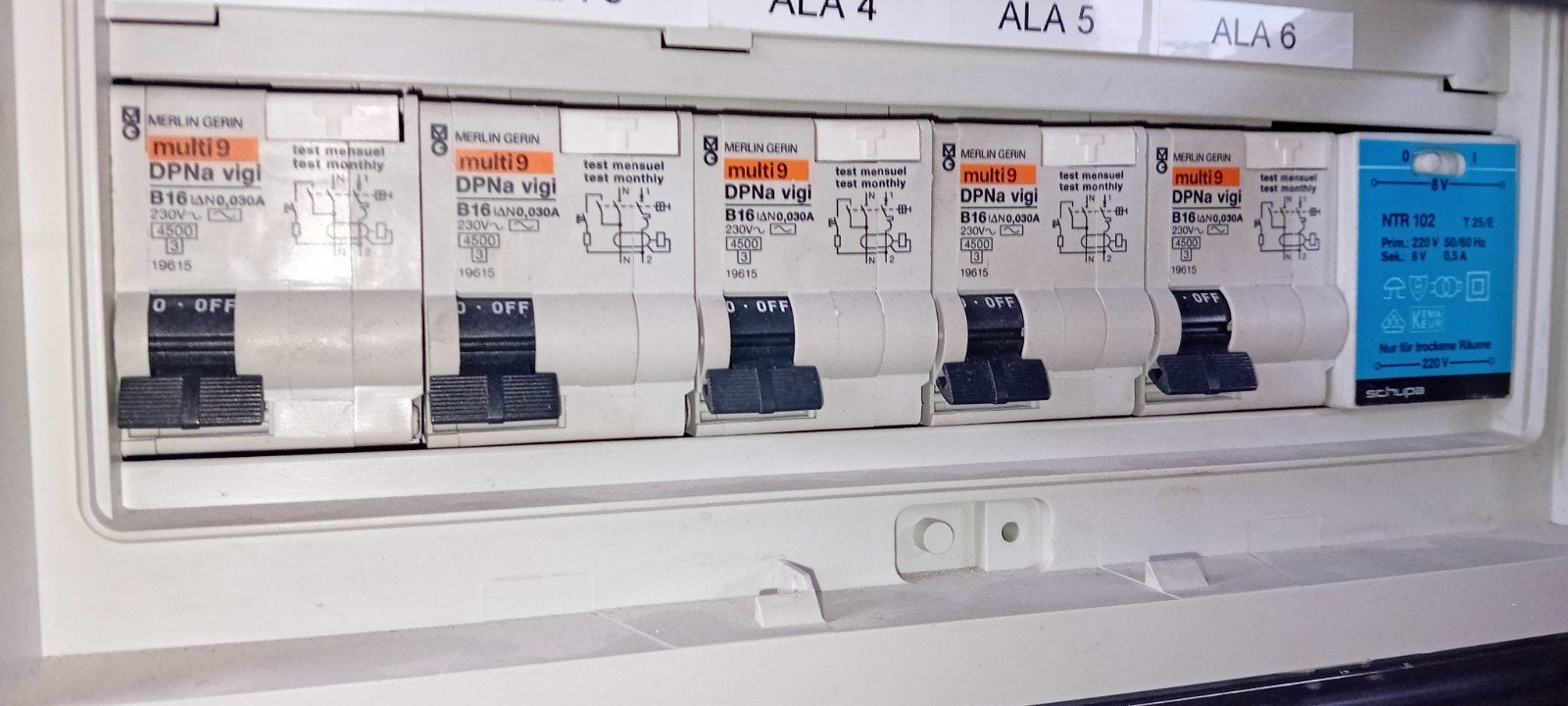 5x aarlekautomaat B16 30mA Merlin Gerin Multi9, Ophalen of Verzenden, Zo goed als nieuw, Overige merken, Aardlekautomaat