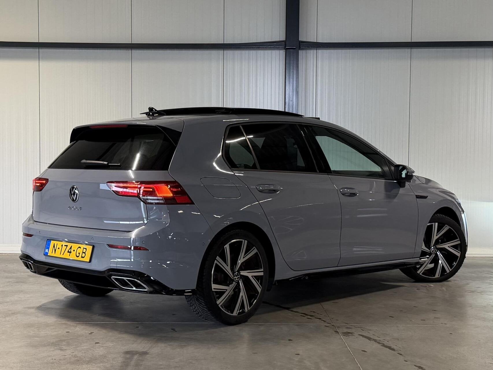 Volkswagen Golf 1.5 eTSI R-Line Pano Virtual Camera IQ Light, Auto's, Euro 6, 4 cilinders, Bedrijf, 1252 kg