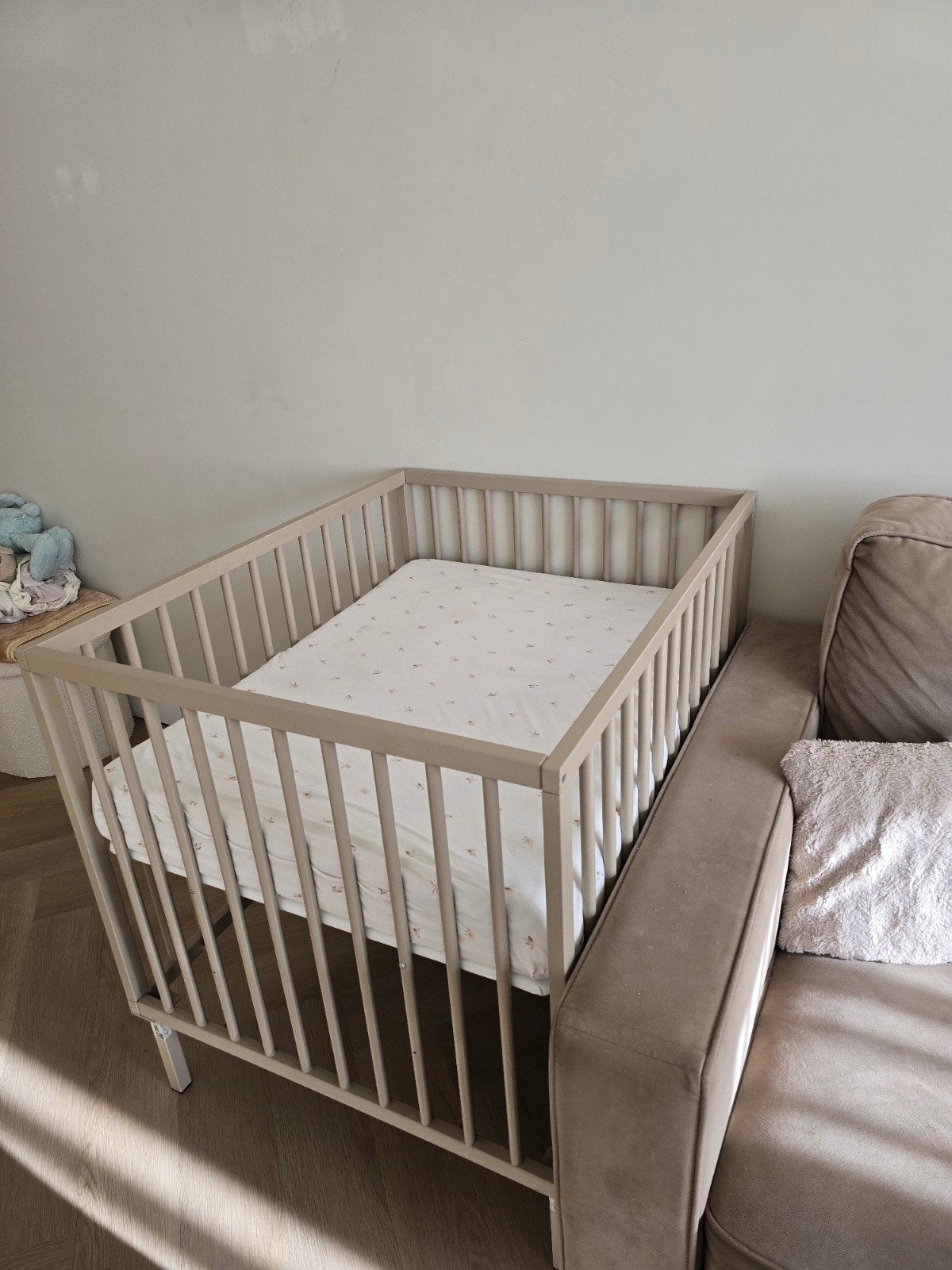Zo goed als nieuw Oatmeal/greige box met dubbele matras, Kinderen en Baby's, Ophalen, Zo goed als nieuw