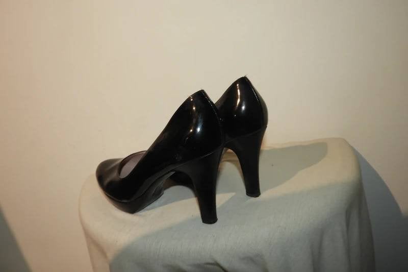 Salvatore Ferragamo zwarte lak leren pumps ronde neus 39.5, Pumps, Verzenden, Zo goed als nieuw, Zwart