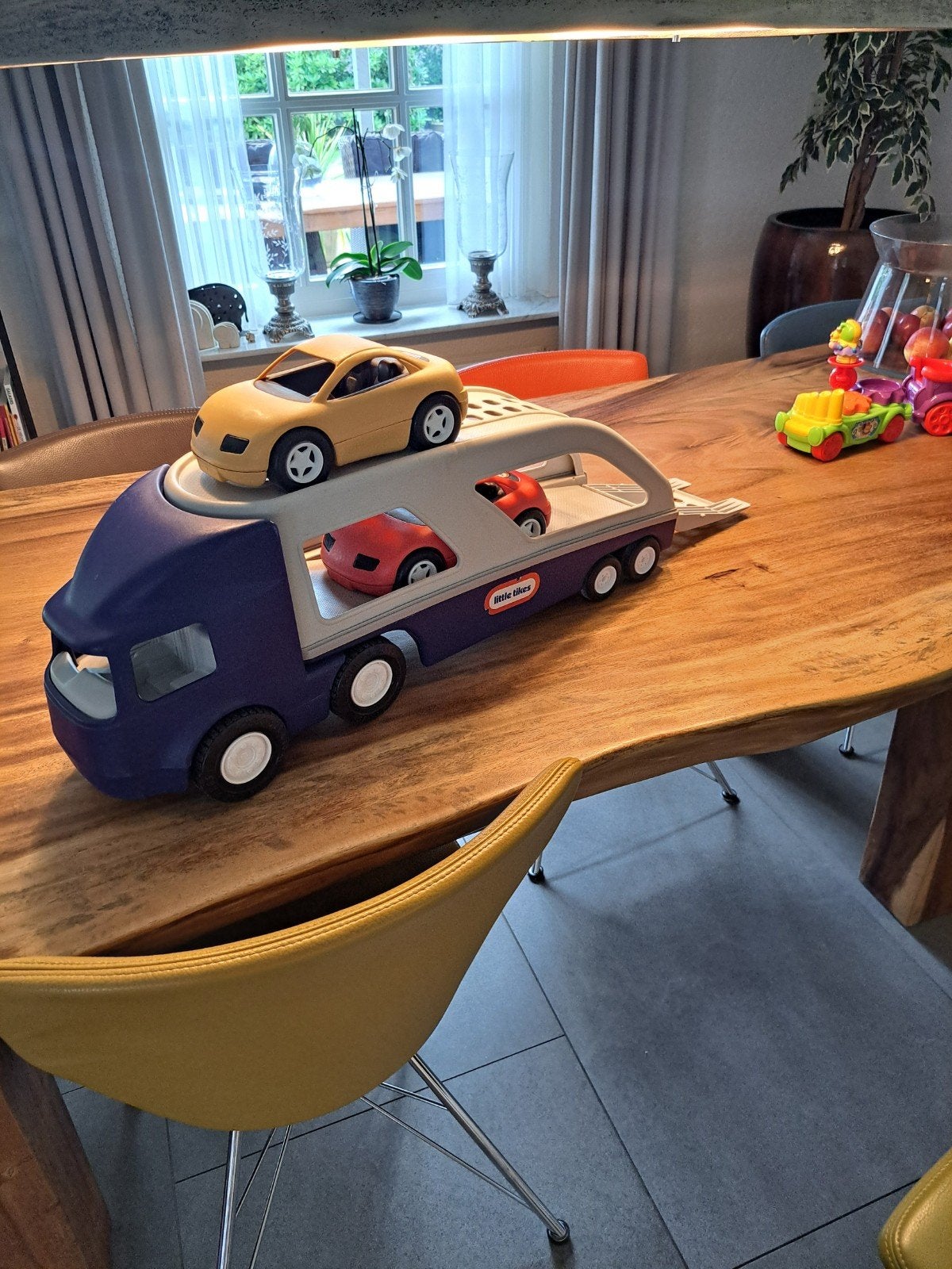 Little Tikes Autotransporter met 2 auto's - 70 cm, Kinderen en Baby's, Speelgoed | Speelgoedvoertuigen, Ophalen of Verzenden, Gebruikt