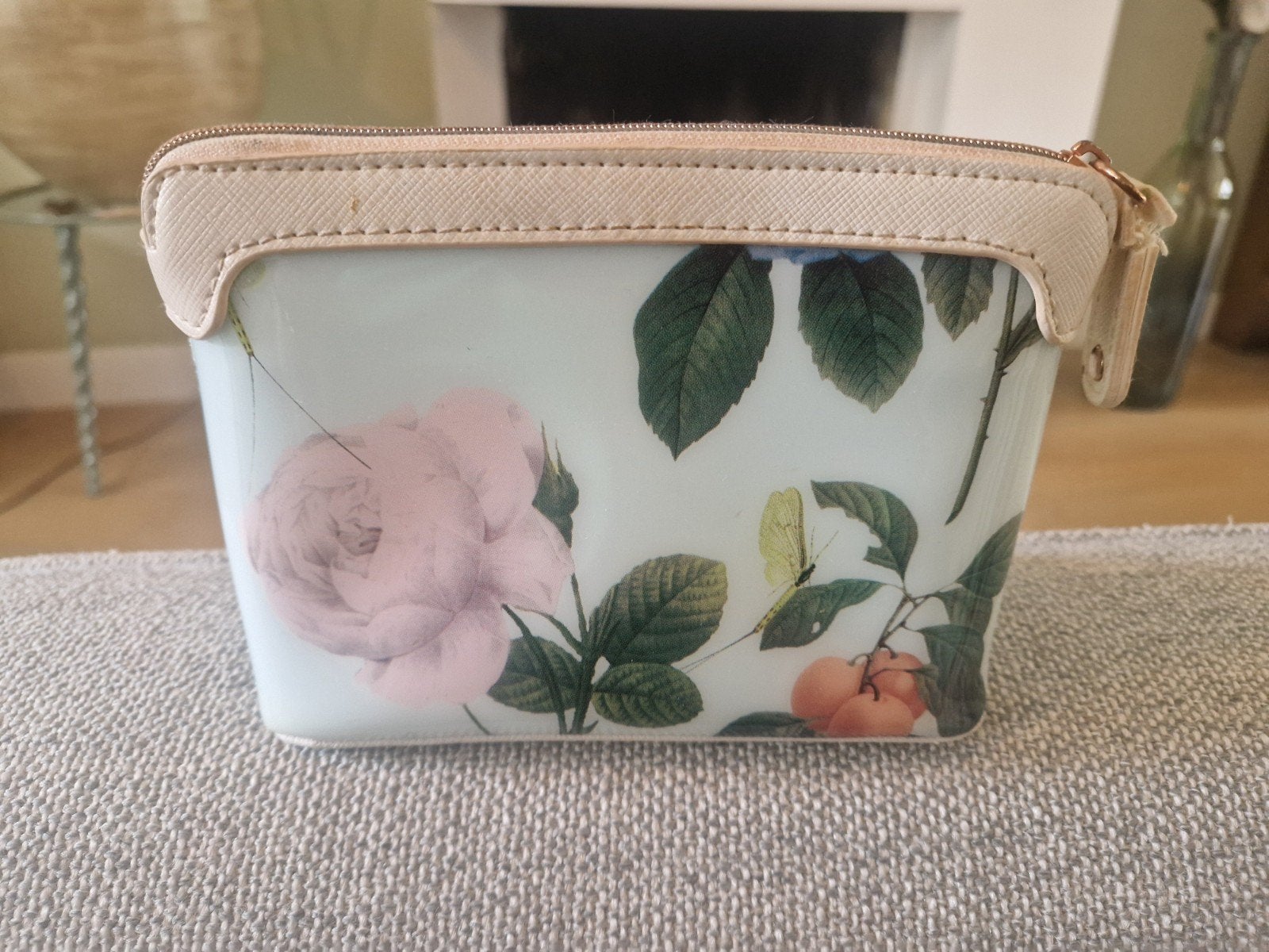 Ted Baker toilettas - bloemetjes met goudrose accenten, Ophalen of Verzenden, Gebruikt, Dame