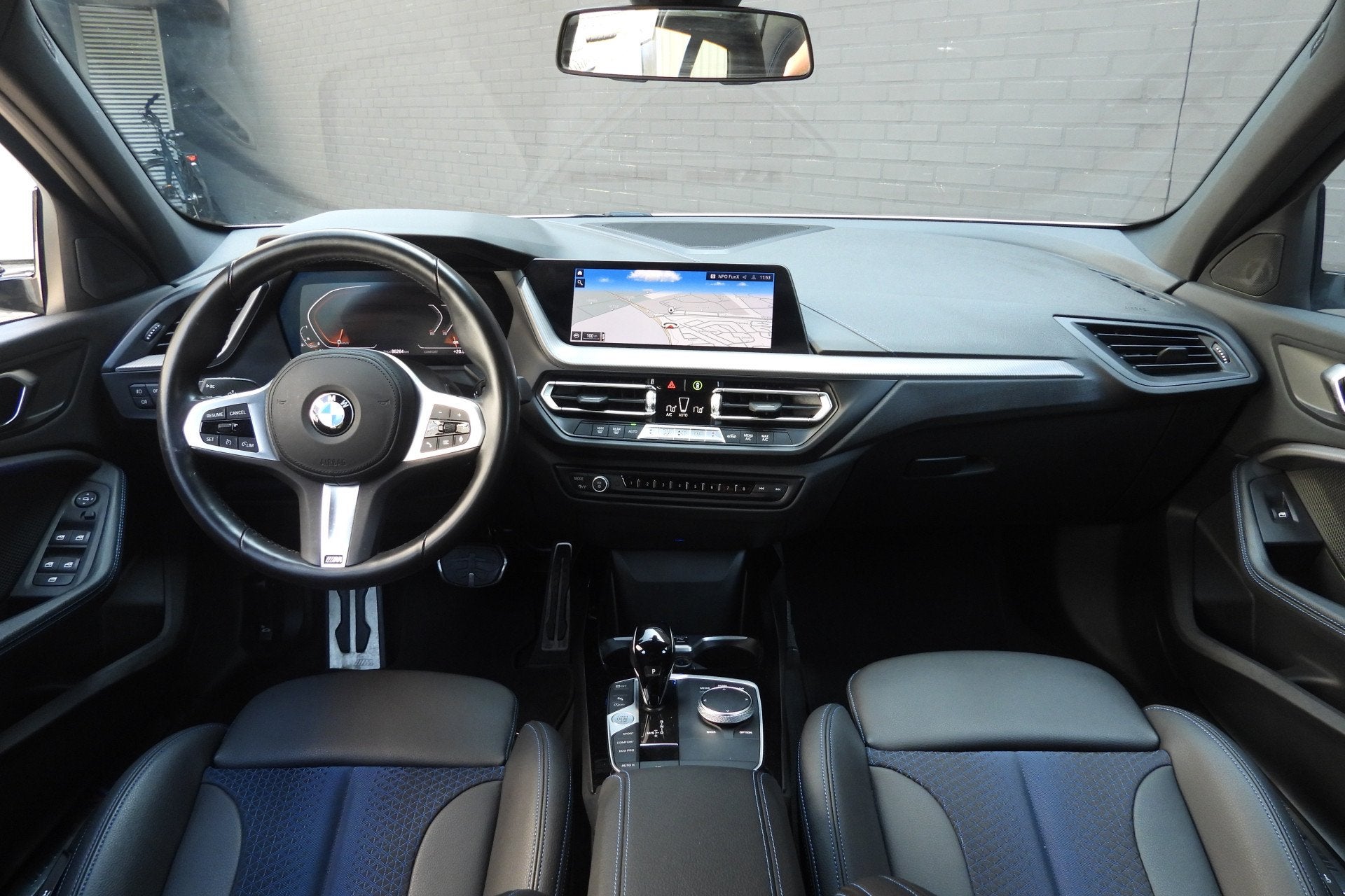 BMW 1 Serie 118i Executive M Sport Automaat / Sportstoelen /, Auto's, Dealer onderhouden, 136 pk, Gebruikt, Met garantie (alle)
