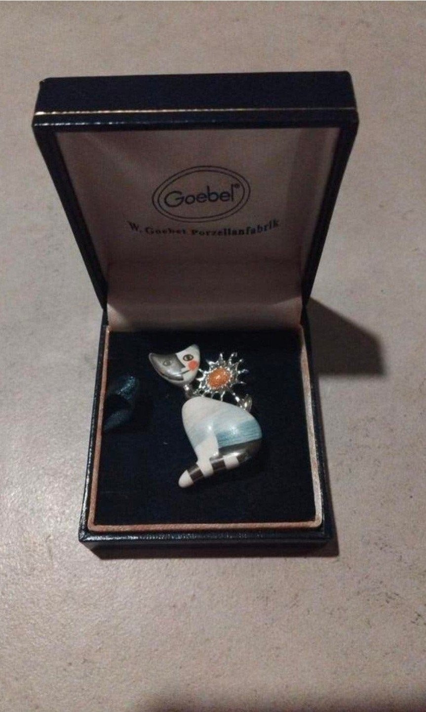Goebel Rosina Wachtmeister Porseleinen Broche - Kat met Bloe, Ophalen of Verzenden, Nieuw, Overige materialen