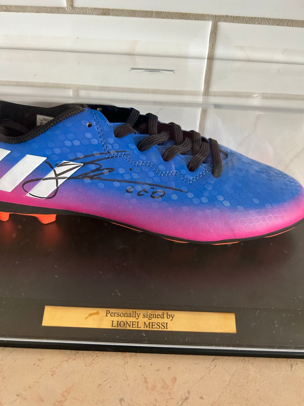 Gesigneerde voetbalschoen Lionel Messi met certificaat, Ophalen of Verzenden, Zo goed als nieuw, Buitenlandse clubs, Overige typen