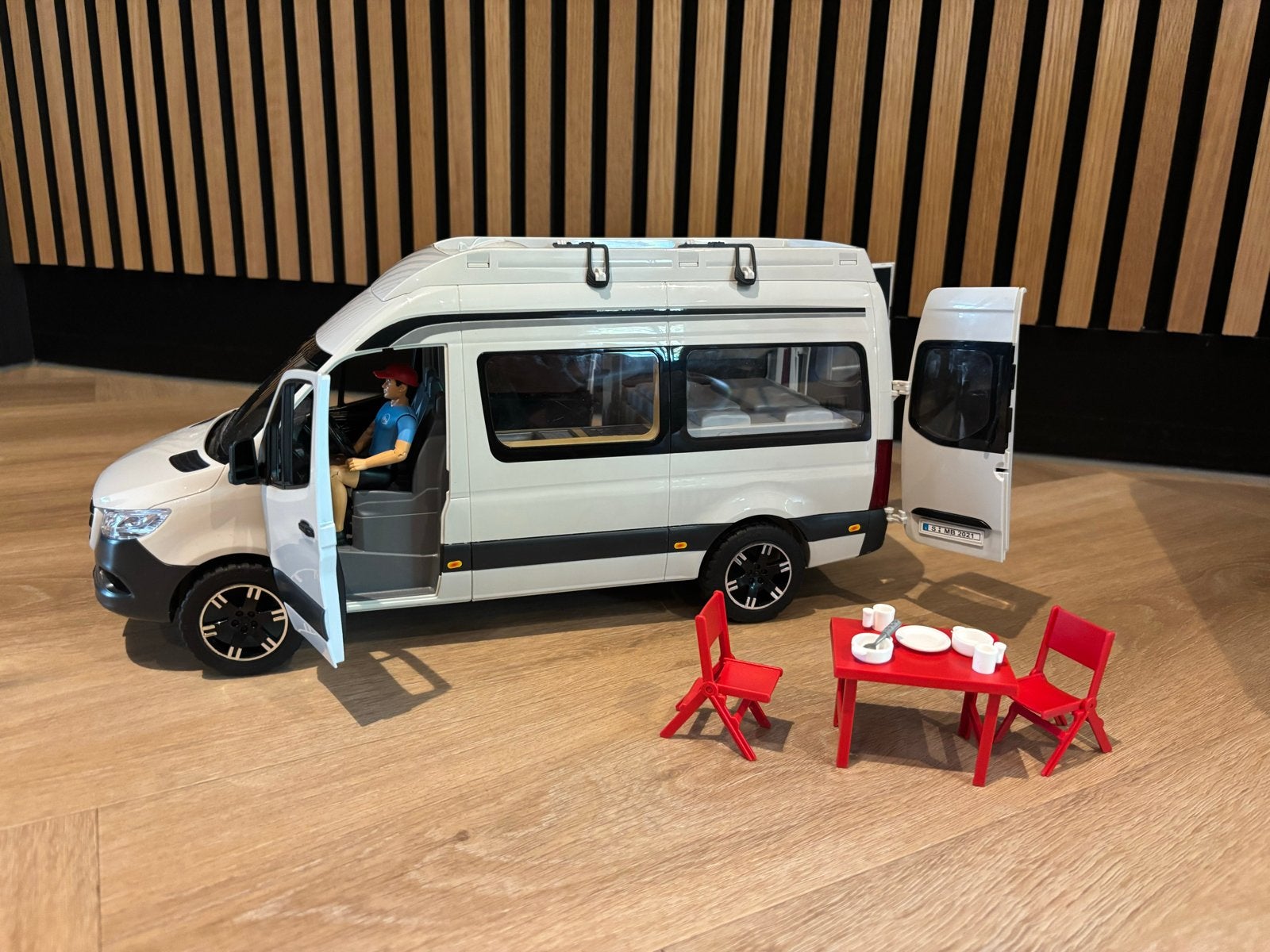 BRUDER MERCEDES Sprinter camper met figuur en accessoires, Ophalen of Verzenden, Zo goed als nieuw