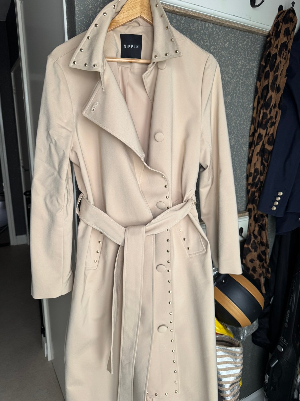 Nikkie jas, Kleding | Dames, Ophalen of Verzenden, Zo goed als nieuw, Maat 38/40 (M), Beige