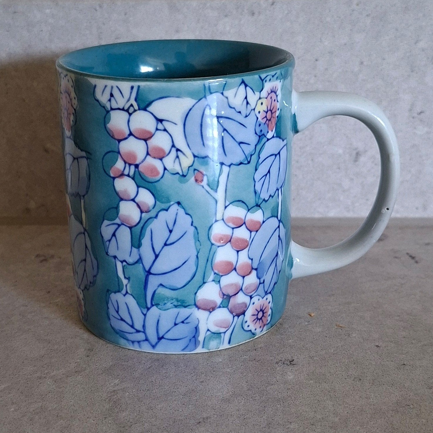Vintage Keramische Mok met Kleurrijk Bloemen- en Bessendecor, Ophalen of Verzenden, Keramiek, Overige stijlen, Kop(pen) en/of Schotel(s)