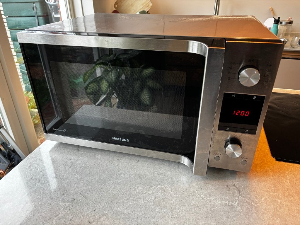 Samsung combi-magnetron 45L (MC457TGRCSR)- hetelucht & grill, Ophalen, Combimagnetron, Gebruikt, 60 cm of meer