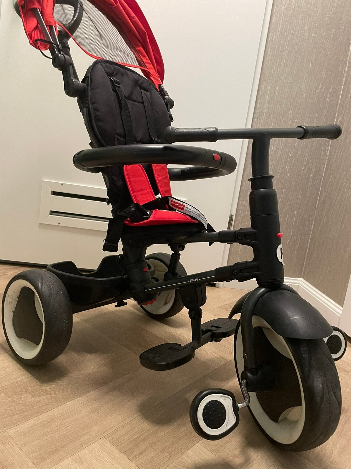 Te koop Q play duw buggy met stang, Fietsen en Brommers, Fietsen | Driewielers, Ophalen of Verzenden, Zo goed als nieuw