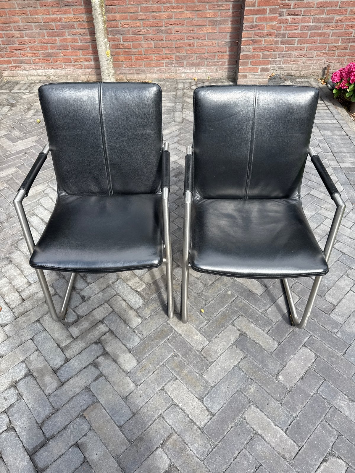 Set van 2 zwarte leren eetkamerstoelen met metalen frame, Huis en Inrichting, Ophalen, Gebruikt, Twee, Zwart