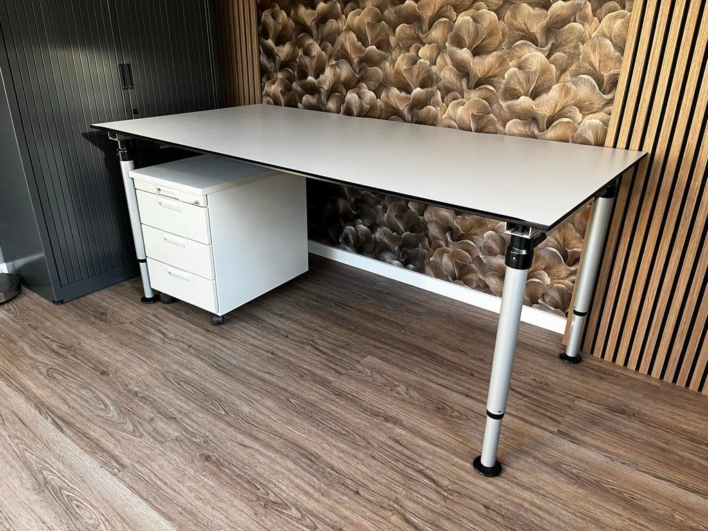 In hoogte verstelbaar bureau - blad 180x90 cm, Huis en Inrichting, Bureaus, Ophalen, Gebruikt, In hoogte verstelbaar, Overige merken