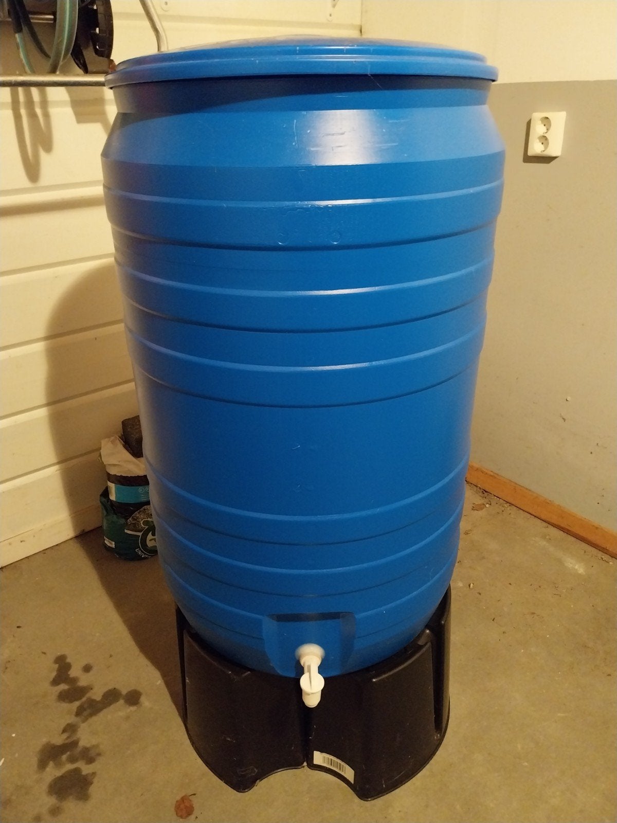 200 liter regenton met voet en kraantje, 150 liter of meer, Ophalen, Zo goed als nieuw, Met kraantje