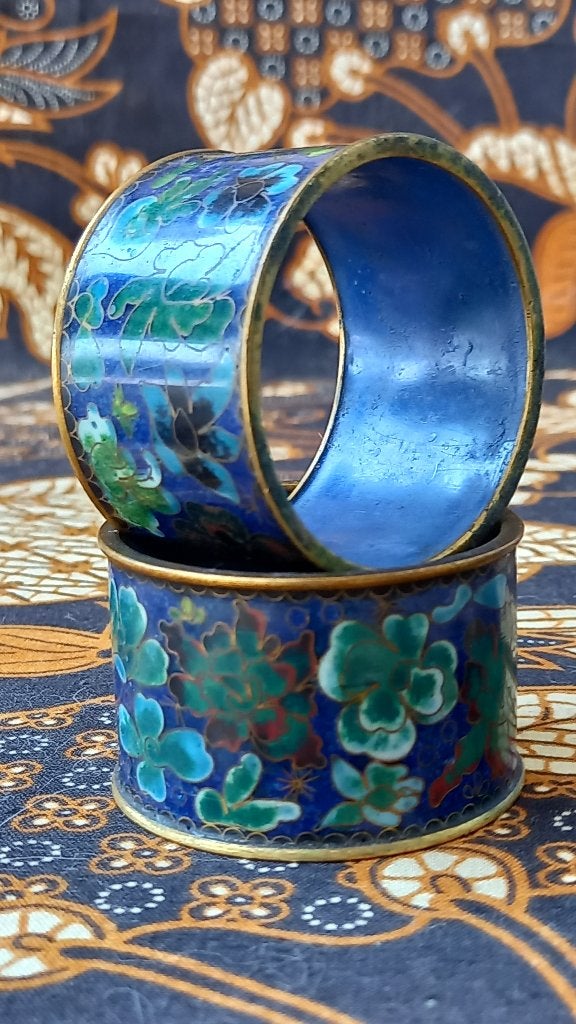 Prachtig stel antieke Chinese servetringen van cloisonne.