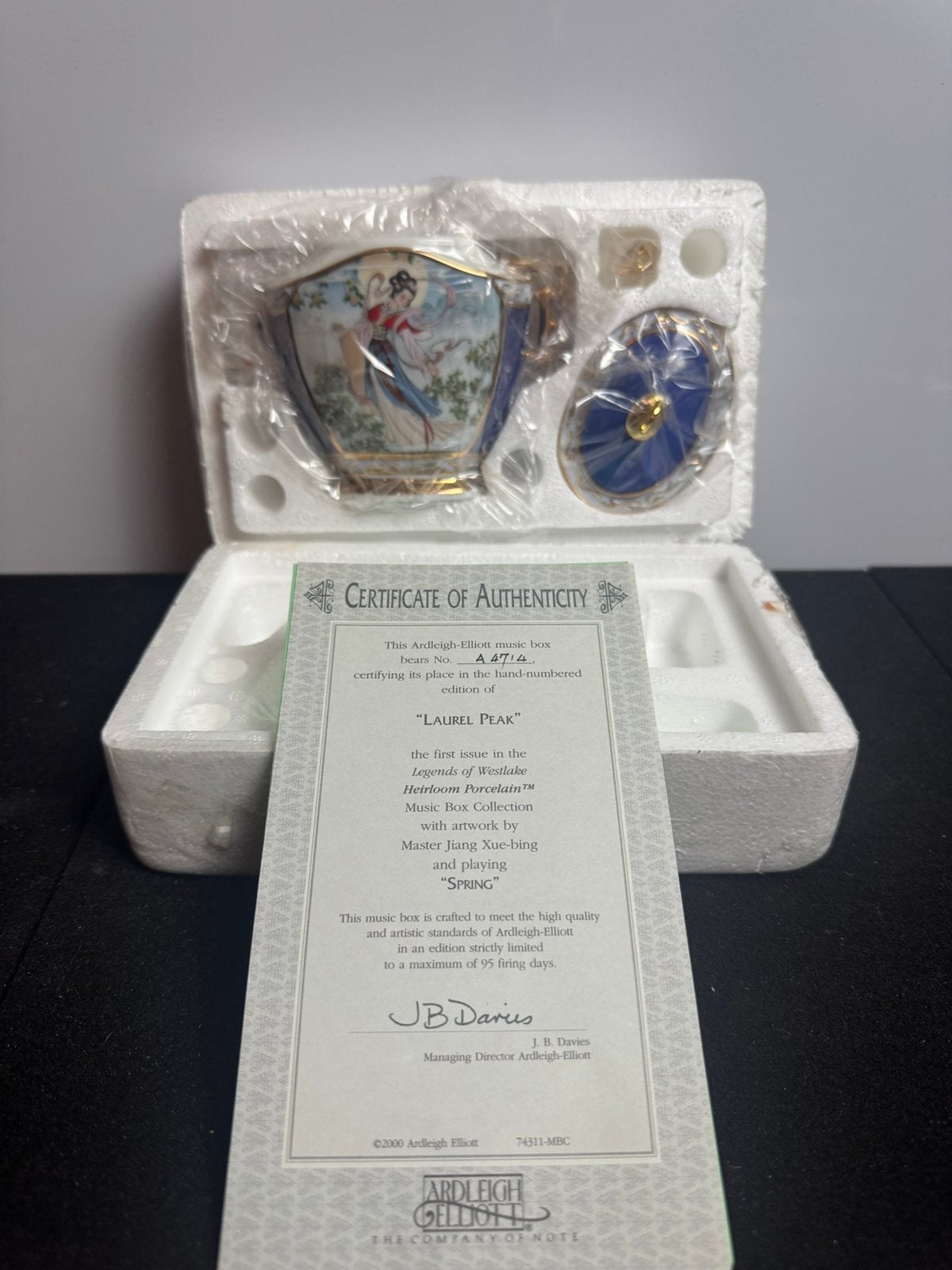 Ardleigh Elliott Laurel Peak Muziekdoos Porselein + COA, Ophalen of Verzenden, Zo goed als nieuw, Mens