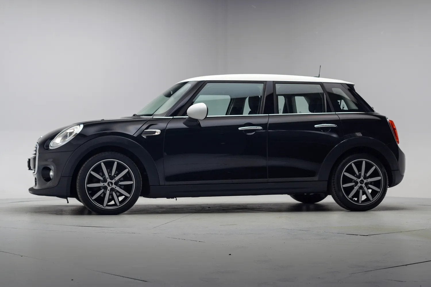 MINI Cooper 1.5 Cooper Chili Serious Business Aut. 5-drs [ L, Automaat, 136 pk, Gebruikt, Bedrijf