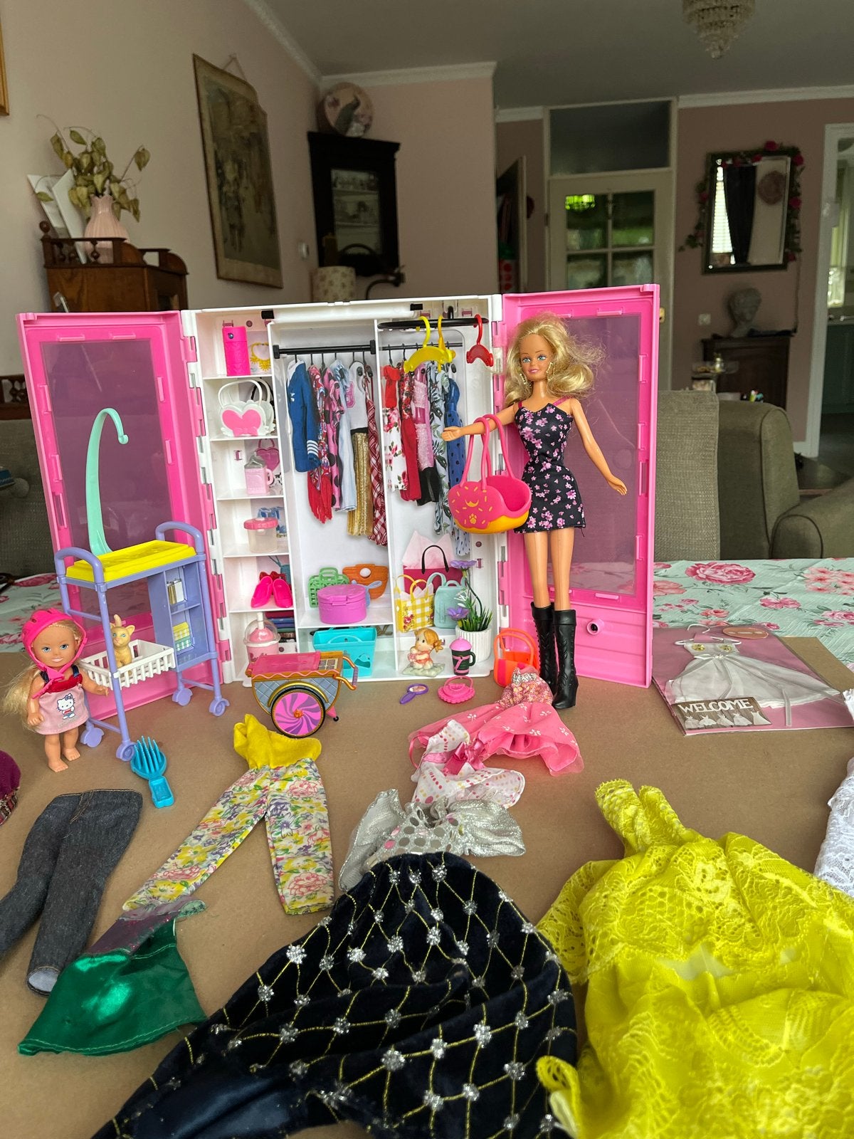 Barbie koffer met uitgebreide set kleding en accessoires, Ophalen of Verzenden, Gebruikt, Barbie