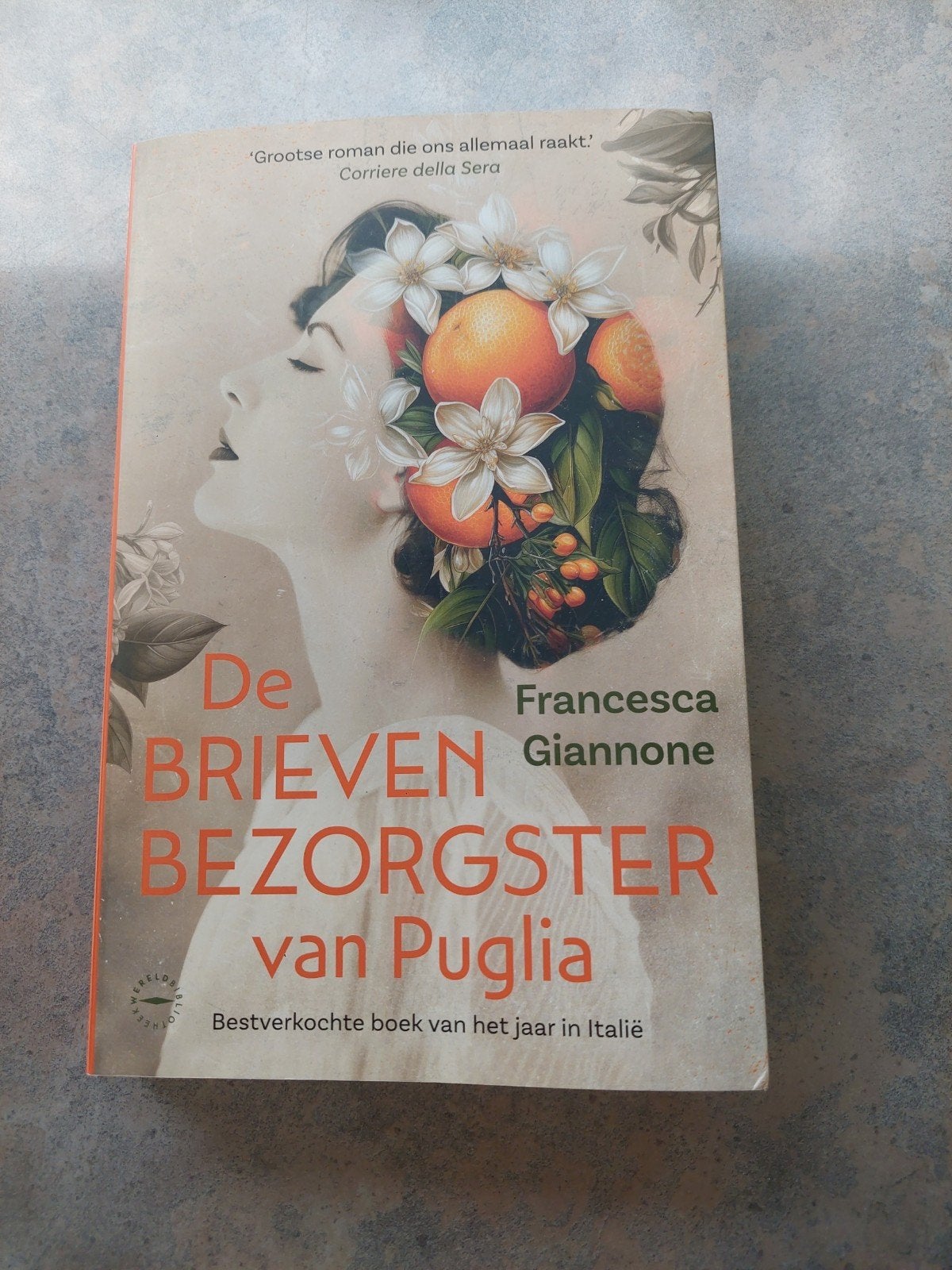 De brievenbezorgster van Puglia, Ophalen of Verzenden, Zo goed als nieuw, Fransesca Giannone