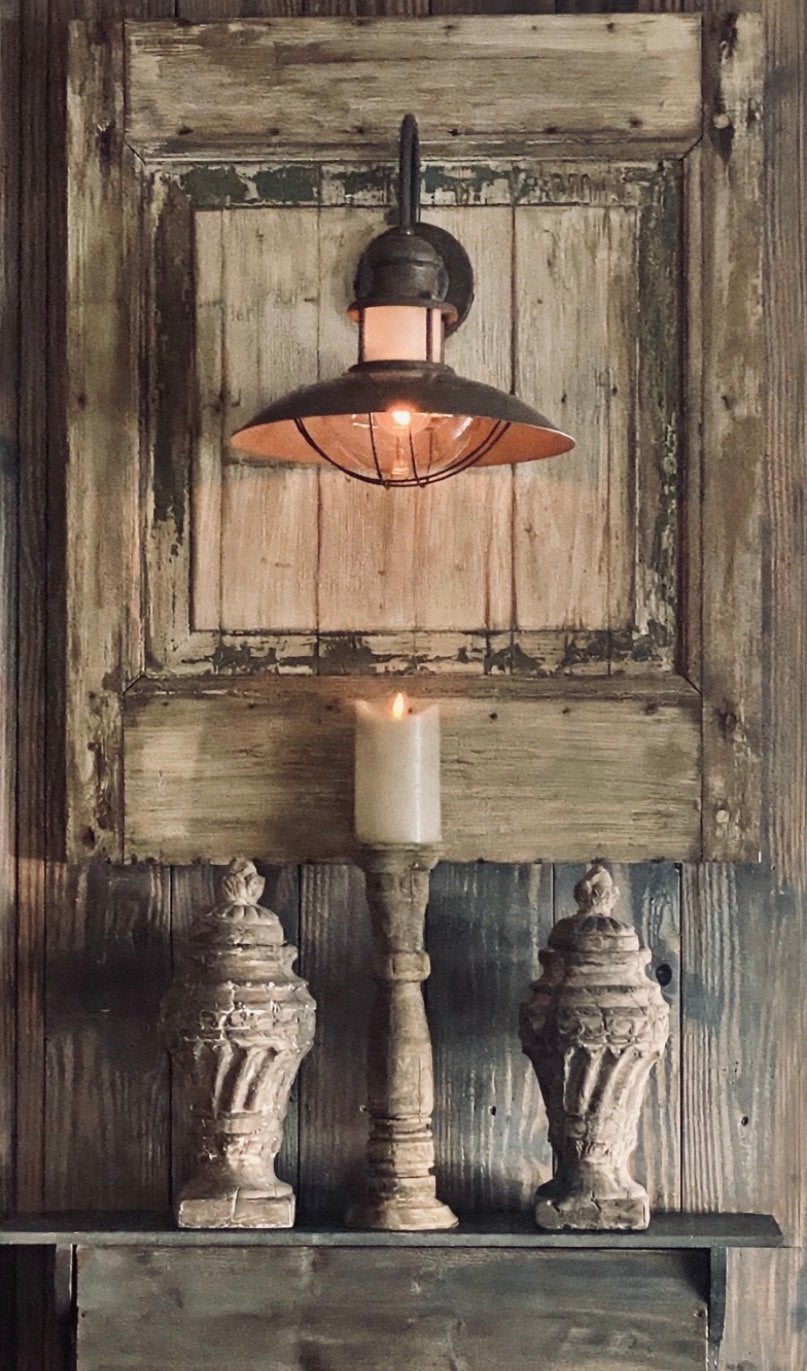 Oud houten luik met robuuste lamp, Ophalen