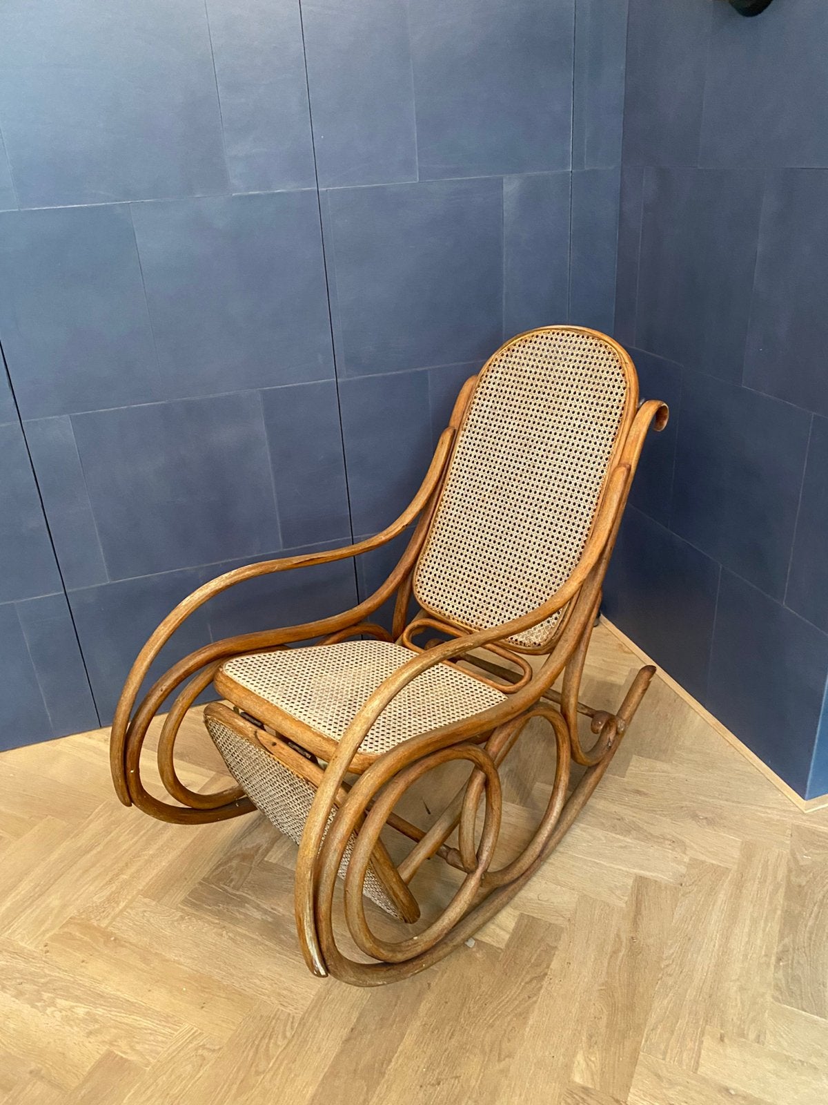 Orginele design Thonet s schommelstoel opknappertje, Ophalen