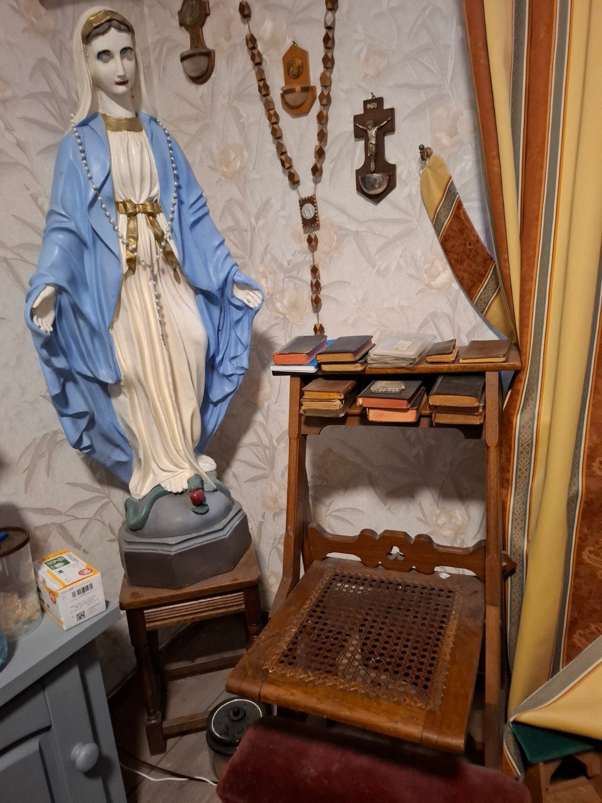 Kerk beeld  Maria +Bidstoel en kerk boeken, Ophalen