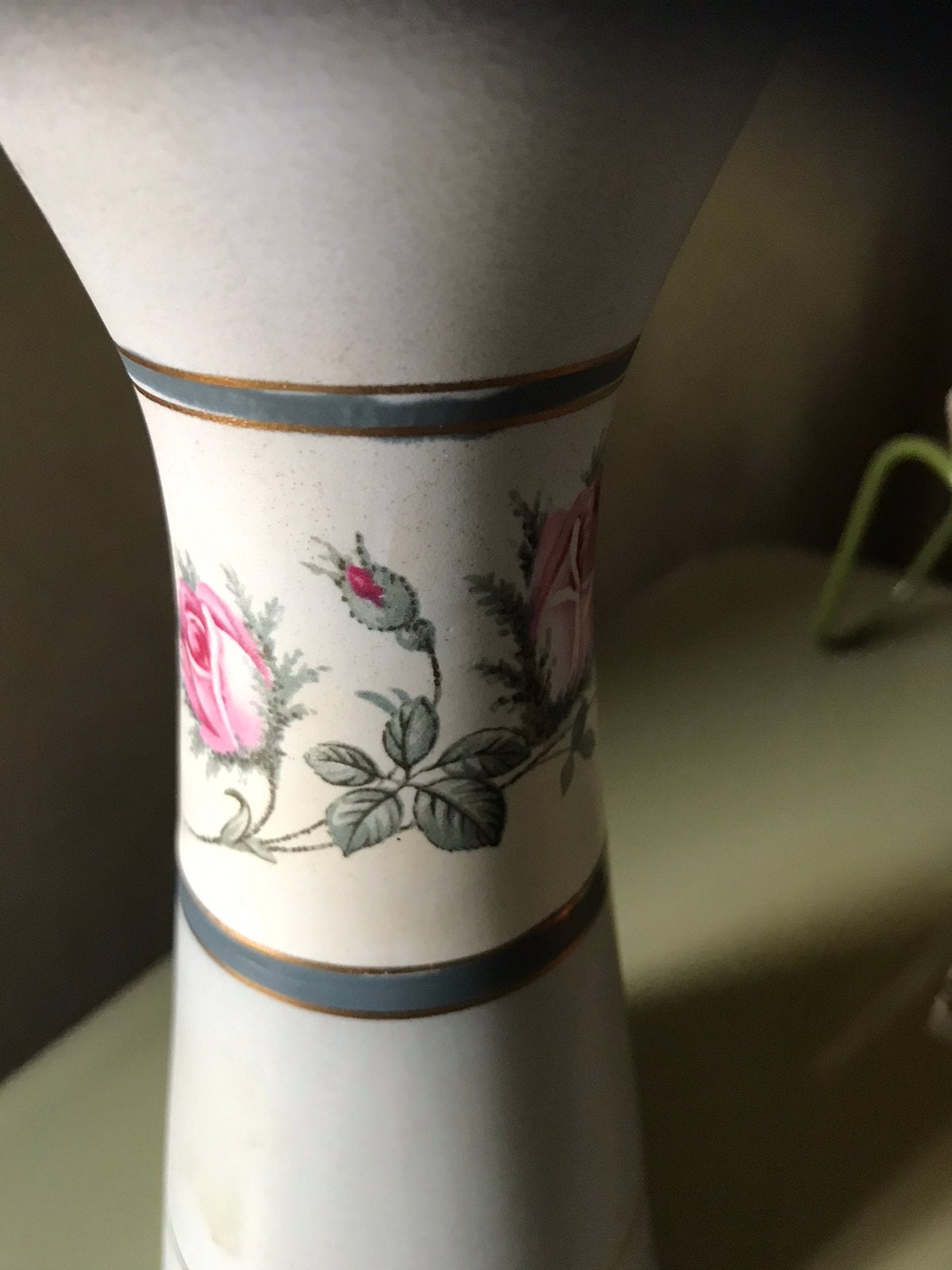 Flora Gouda plateel vaasje met rozen, Antiek en Kunst, Ophalen of Verzenden