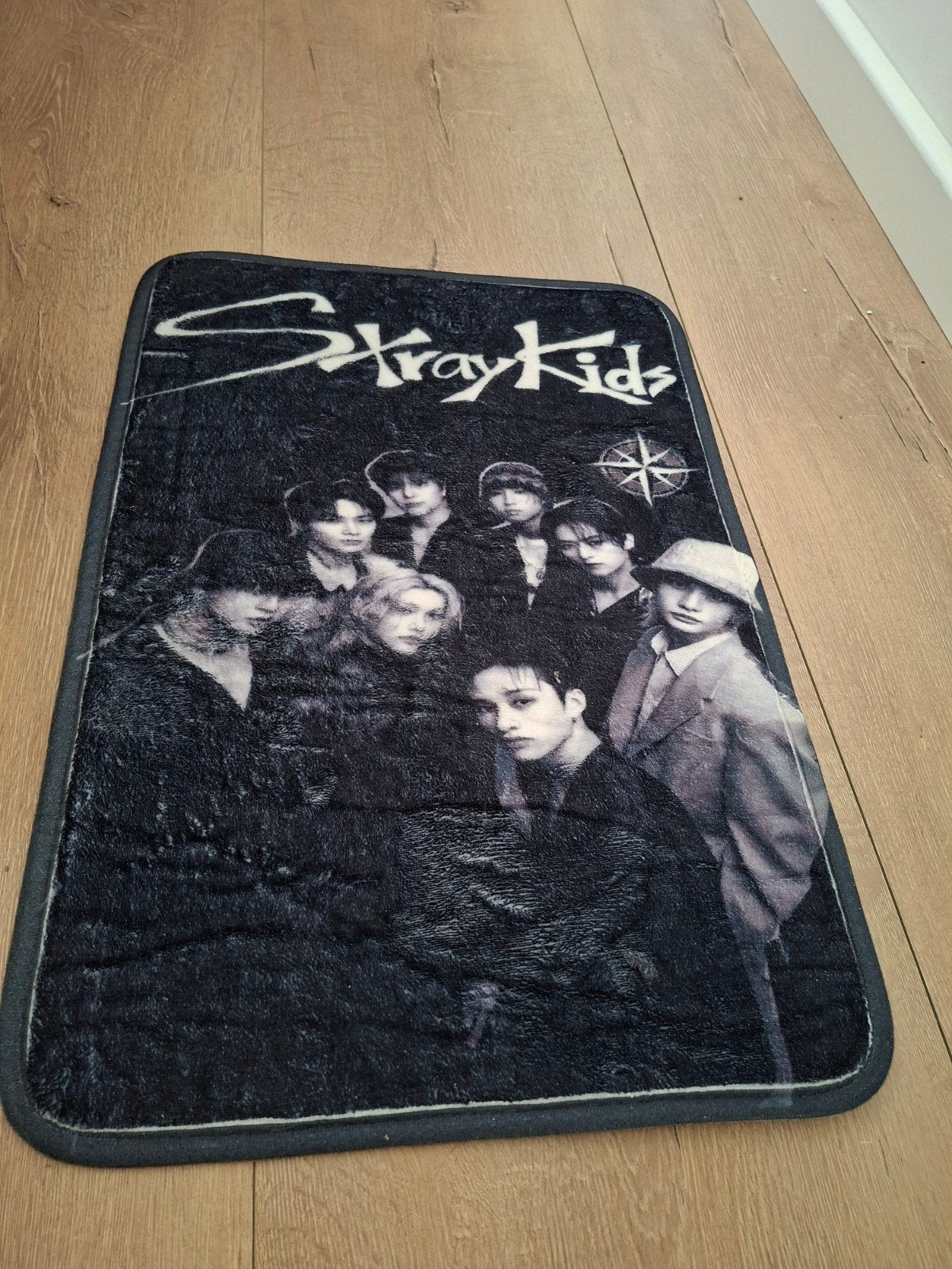 Stray Kids K-Pop Vloerkleed/Mat - Zwart, Zwart, Overige stijlen, Ophalen of Verzenden, Zo goed als nieuw