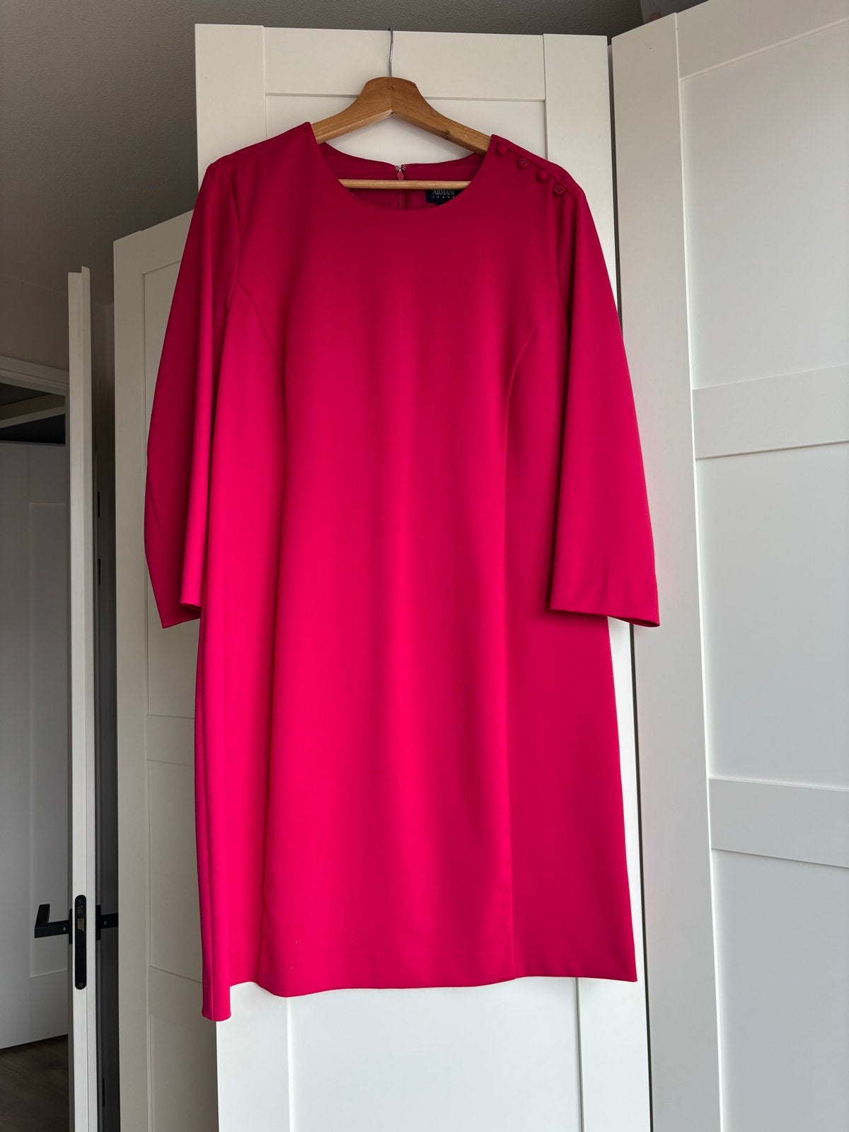 Armani Jeans Fuchsia Jurk met Knopen en Plooien, Kleding | Dames, Maat 42/44 (L), Nieuw, Ophalen of Verzenden, Knielengte