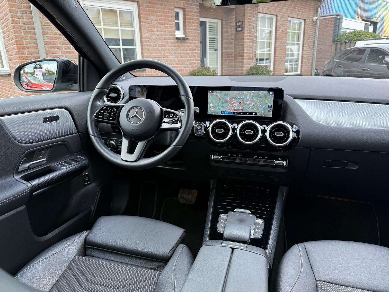 Mercedes-Benz GLA 180 Aut. Navi Stoelverw ACC Org Nederlands, Auto's, Gebruikt, 4 cilinders, Met garantie (alle), Zwart