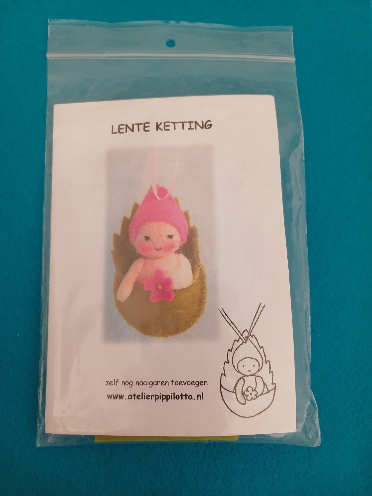 Vilt pakketje. Lief kleine ketting met popje., Hobby en Vrije tijd, Ophalen of Verzenden, Nieuw, Figuurtje(s)