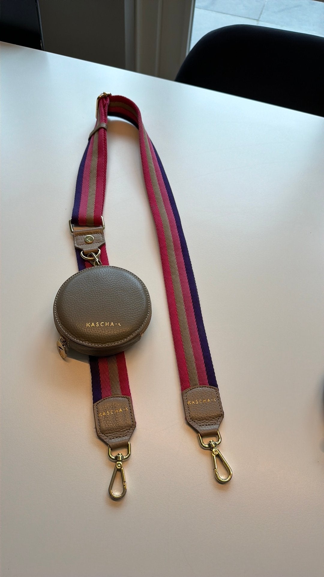 Kascha-C wallet rond taupe en strap, Met koord, Hoesje of Tasje, Ophalen of Verzenden, Leer