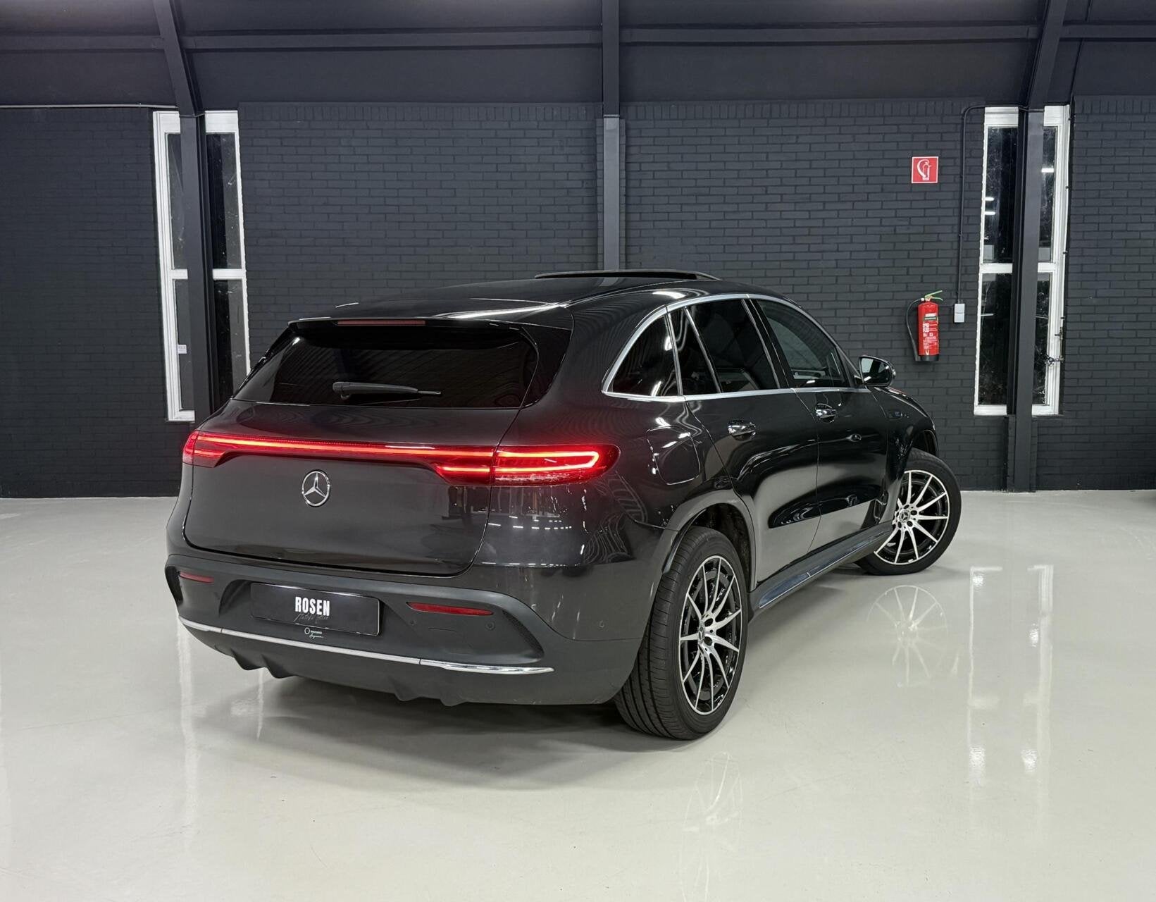 Mercedes EQC 400 4MATIC|AMG|PANO|ACC|360|MEMORY|SFEER|KEYLES, Auto's, Automaat, Dealer onderhouden, 80 kWh, Origineel Nederlands