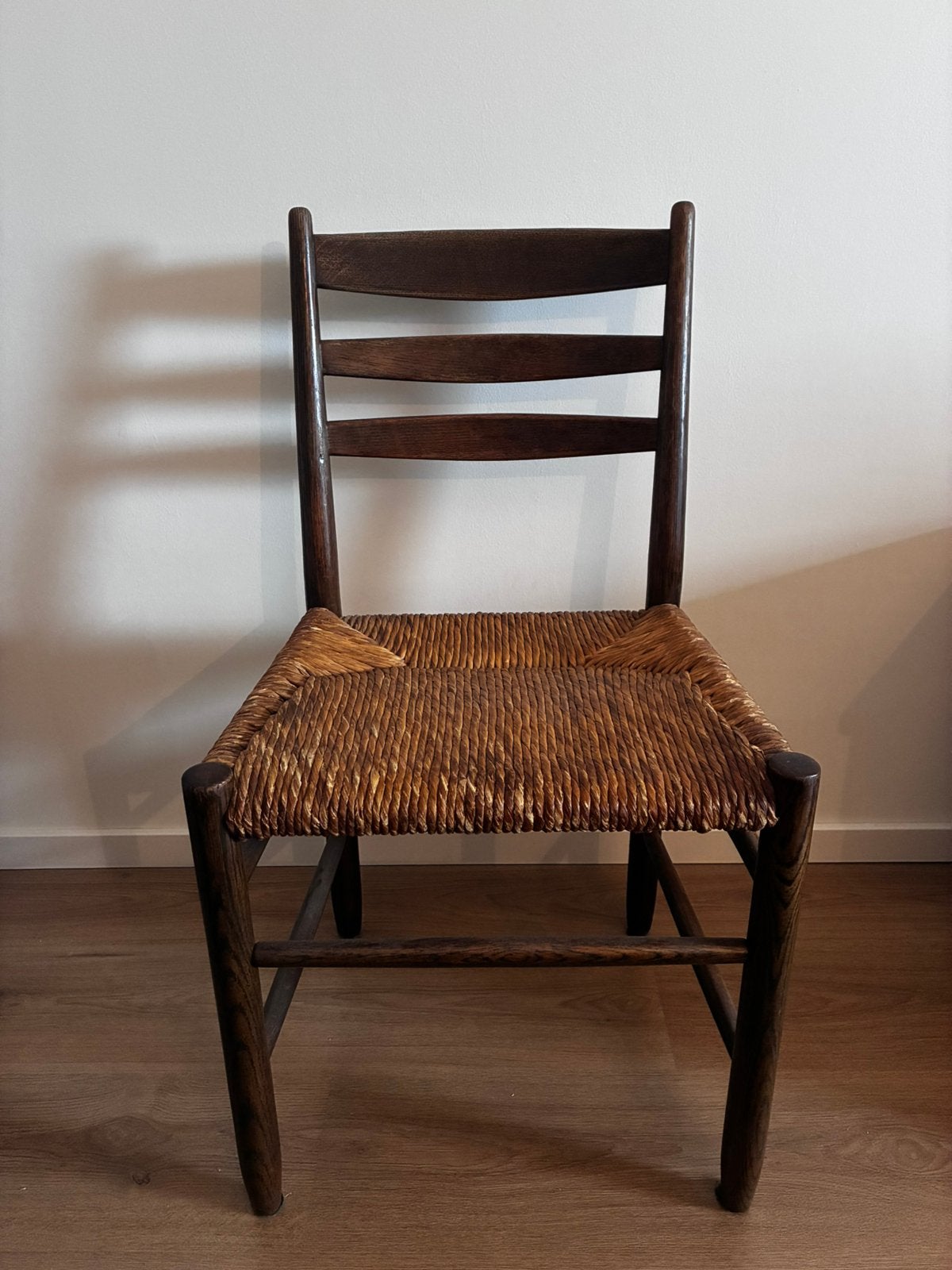 Mooie houten eettafelstoel met rieten / biezen zitting, Ophalen, Zo goed als nieuw, Bruin, Eén