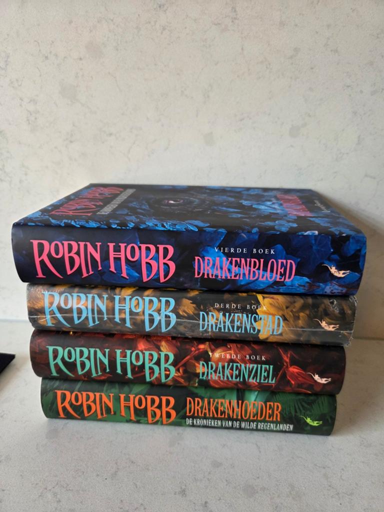 Robin Hobb - Kronieken van de wilde Regenlanden 1 tm 4 HC, Boeken, Ophalen of Verzenden, Zo goed als nieuw