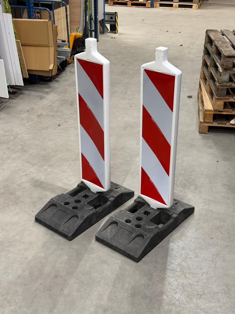 Twee geleidebaken met voet en baakschild voor verkeer, Ophalen, Zo goed als nieuw