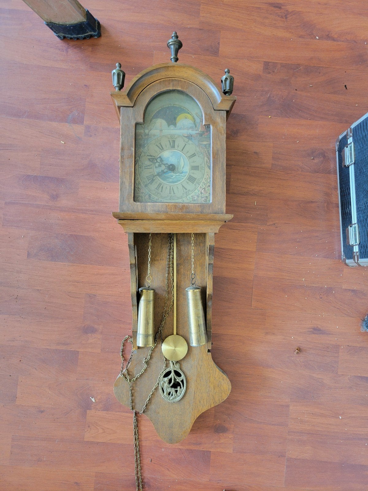 Antieke houten wandklok met maanfase en gewichten, Ophalen