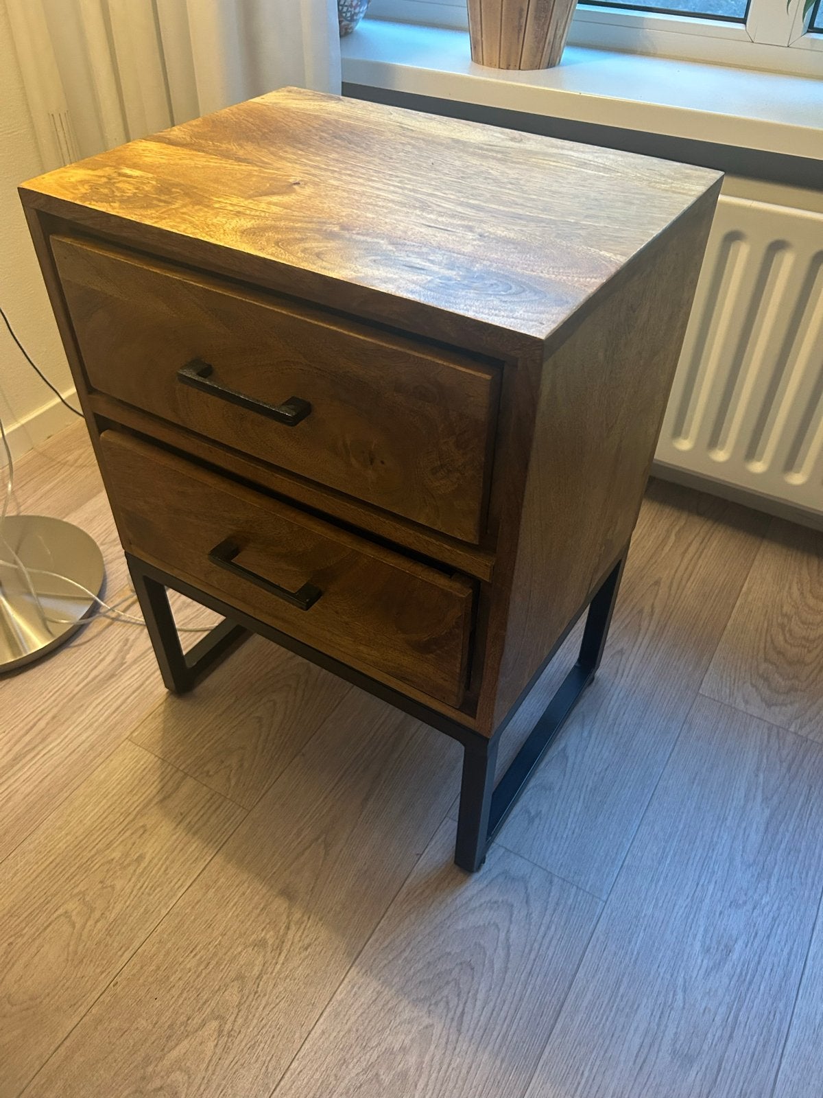 Houten nachtkastje met 2 lades en metalen onderstel, Ophalen, Minder dan 45 cm, 55 tot 70 cm, Zo goed als nieuw