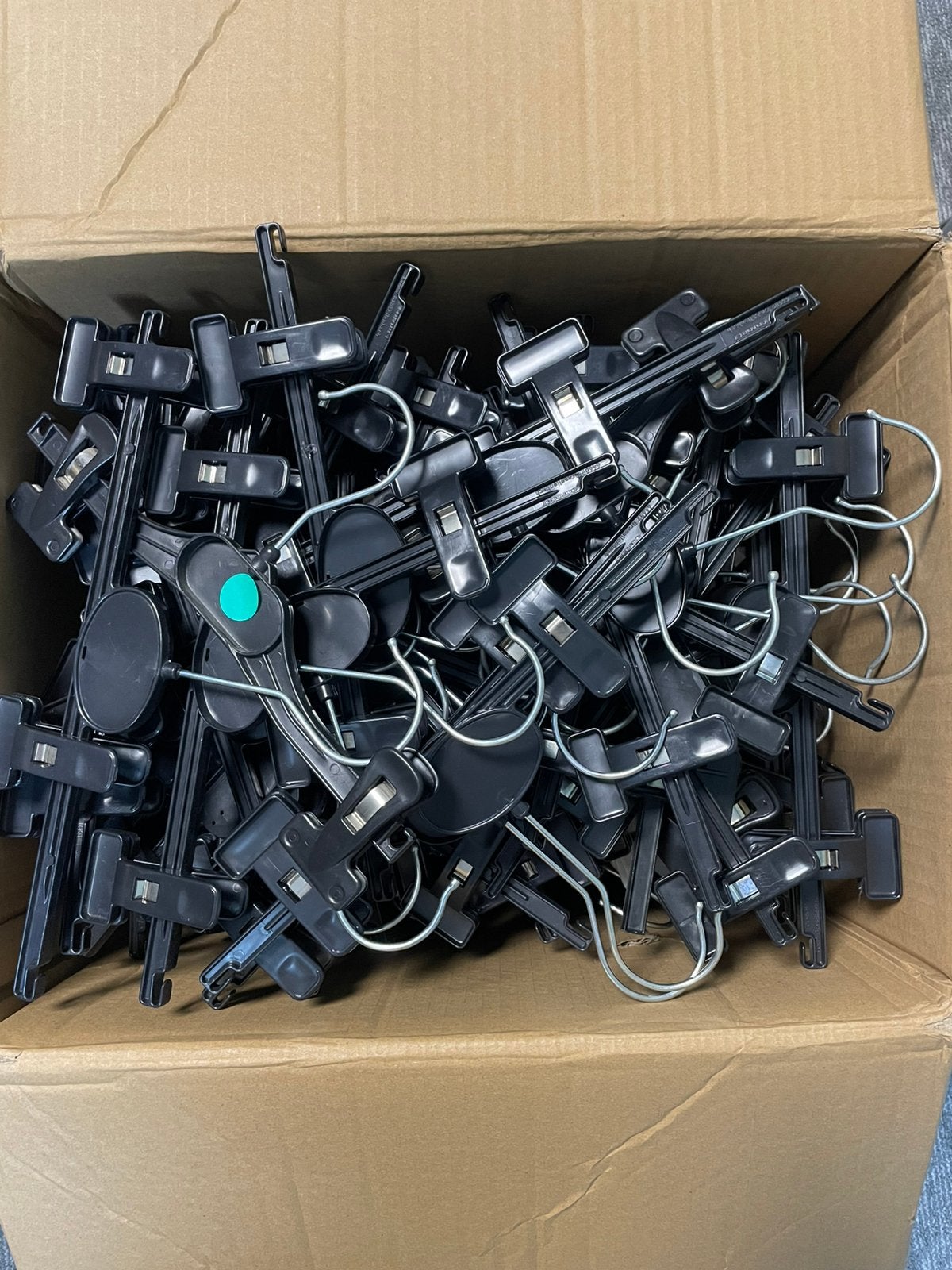 Partij zwarte kleding hangers kunststof dames kinderkleding, Kunststof, Onbekend, Ophalen of Verzenden, Zo goed als nieuw
