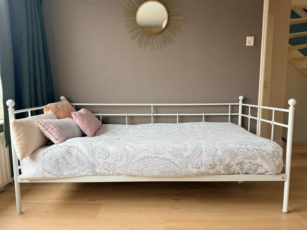 IKEA Eenpersoons Bed - Wit Metalen Frame + matras!, Huis en Inrichting, Slaapkamer | Bedden, Gebruikt, Eenpersoons, 90 cm, 200 cm