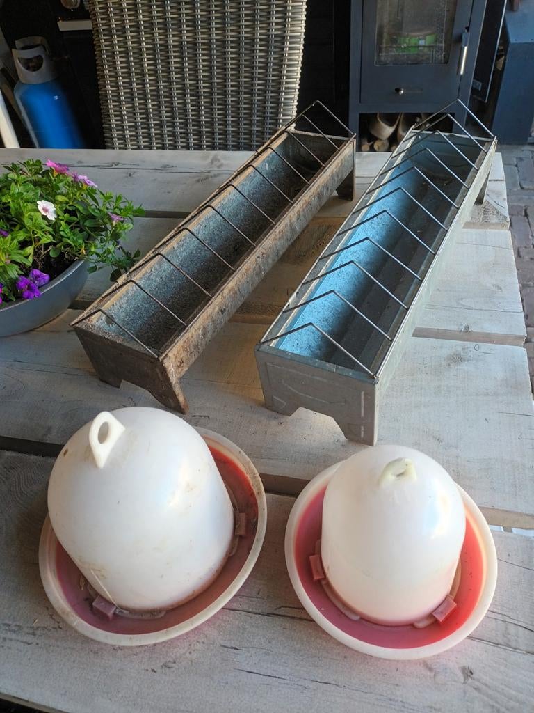 Kippen 2x waterbakken en 2x voerbak, Ophalen, Zo goed als nieuw, Drinken en Voederen