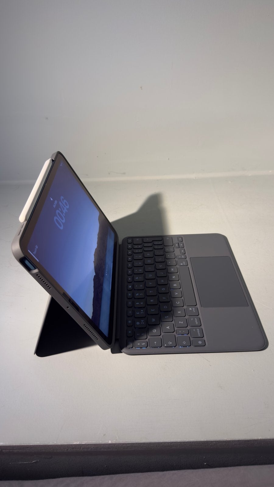 Foto 9 van iPad Air 5 (64GB, Wi-Fi, Blauw) + Toetsenbordhoes + Apple Pe