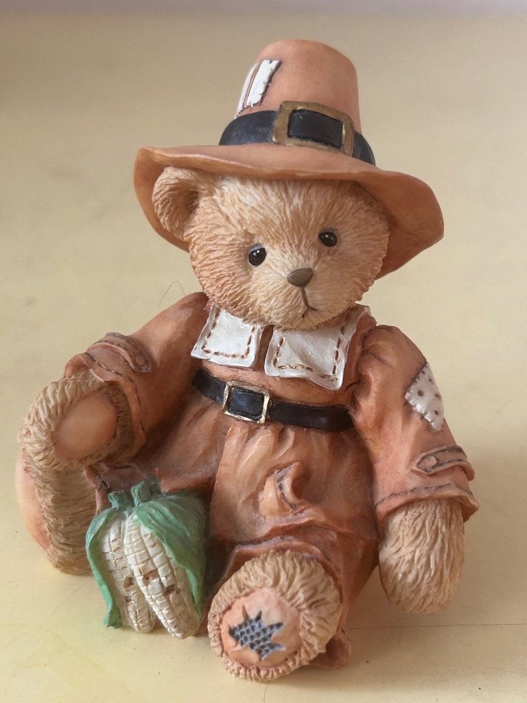 Cherished Teddies Miles 1993 pelgrim beer beeldje 912751, Verzamelen, Enesco, LLC, 225 Perimeter Center Parkway, Atlanta, GA 30346, Verenigde Staten